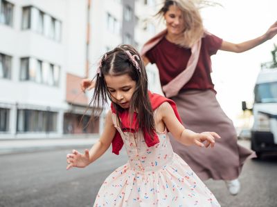 Πώς μπορεί μια μαμά να δείξει την αγάπη της χωρίς αγκαλιές και φιλιά;
