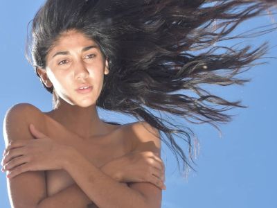 Πρώην παίκτρια του GNTM ποζάρει topless και «ρίχνει» το Instagram