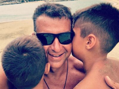 Γιώργος Λιάγκας: Φωτογραφίες από το ταξίδι με τους γιους του στην Ύδρα