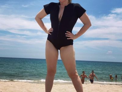 Από τα 100 κιλά στα 74! Η ηθοποιός ποζάρει με μαγιό για πρώτη φορά