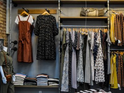 Δε σου κάνουν τα ρούχα μετά το lockdown; Υπάρχουν 4 «έξυπνες» λύσεις