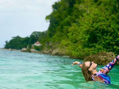 Η Adele ποζάρει χωρίς μακιγιάζ σε σπάνια εμφάνιση και εντυπωσιάζει (video)