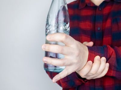 Χέρια που τρέμουν: Οι πιθανές αιτίες εκτός από τον Πάρκινσον (εικόνες)