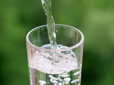 Δεν πίνετε πολύ νερό; 5 τρόποι για να αυξήσετε την πρόσληψη (εικόνες)