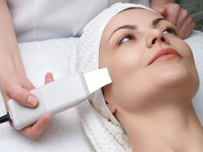 Περιποίηση προσώπου: Πιθανοί κίνδυνοι που κρύβουν δημοφιλείς πρακτικές (εικόνες)