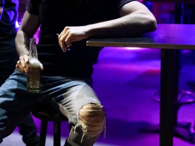 Προνόμια: Πόσοι Έλληνες θα μπορούσαν να τα έχουν από σήμερα - Τι ισχύει σε εστίαση, κλειστούς χώρους