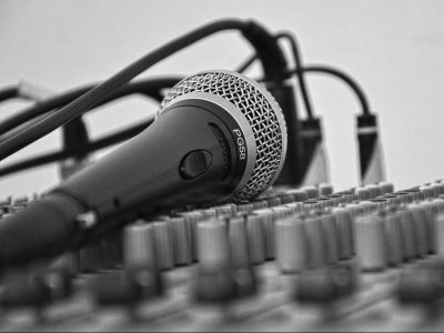 Πασίγνωστος τραγουδιστής αποκαλύπτει: «Με πέταξαν στη φυλακή με χειροπέδες»