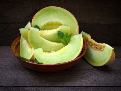 Πεπόνι: Πoια θρεπτικά στοιχεία & σε ποια ποσότητα λαμβάνουμε από το καλοκαιρινό φρούτο (εικόνες)