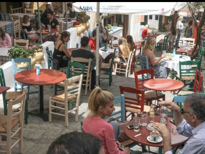 Ρεπορτάζ Newsbomb.gr: Σύγχυση στην εστίαση!«Δεν μπορούμε να διώξουμε πελάτες που δεν κάνουν εμβόλιο»