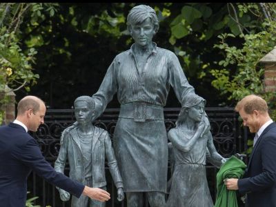 Βρετανία: «Γιατί μας δείχνετε την Τερέζα Μέι;» - Οι πρώτες αντιδράσεις για το άγαλμα της Νταϊάνα