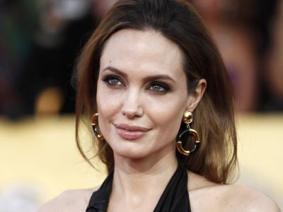 Η Angelina Jolie είναι ερωτευμένη ξανά με διάσημο τραγουδιστή, μικρότερο κατά 15 χρόνια (photos)