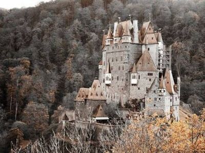 Πέντε μεσαιωνικά κάστρα που μεταμορφώνουν την πραγματικότητα σε παραμύθι