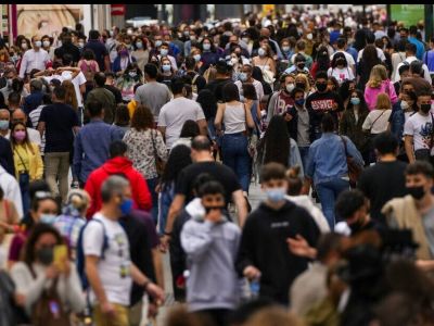 ΠΟΥ: Oι μεταλλάξεις «τρέχουν» πιο γρήγορα από τα εμβόλια – «Παραμένουμε σε πολύ επικίνδυνη περίοδο»