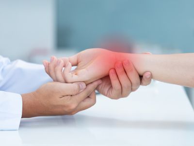 Σημάδια στα χέρια: Ποιες παθήσεις φανερώνουν (εικόνες)