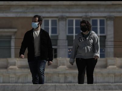 Η ραγδαία αύξηση των κρουσμάτων φέρνει νέα μέτρα: Εξετάζεται η επιστροφή της μάσκας παντού