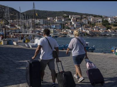 Daily Mail: Στις 19 Ioυλίου ανοίγουν τα ταξίδια στην Ελλάδα για τους πλήρως εμβολιασμένους Βρετανούς