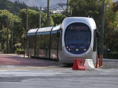 Ληστεία-σοκ στο Παλαιό Φάληρο: Ανήλικοι υπό την απειλή μαχαιριού λήστεψαν 16χρονο μέσα στο τραμ