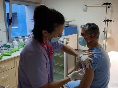 Κορονοϊός: Τα εμβόλια «φρενάρουν» και τις νέες μεταλλάξεις