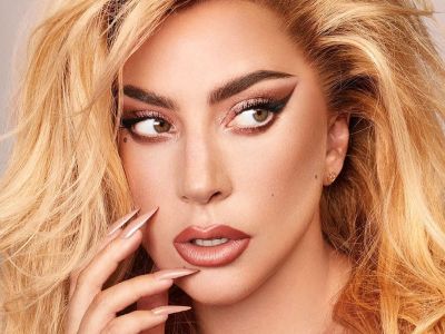 Lady Gaga: Φωτογραφίζεται χωρίς μακιγιάζ και δεν αναγνωρίζεται (photos)