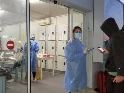 Ραφήνα: Μέσος όρος τα 17 έτη στα 14 θετικά κρούσματα από την Ίο – Άλλα 12 σε καραντίνα στο νησί