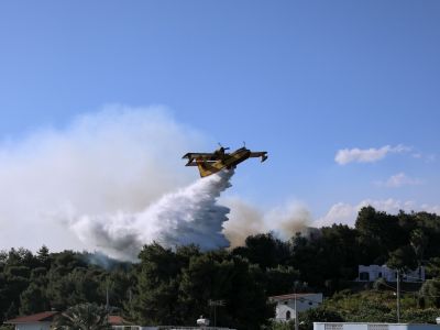 Φωτιά: Διπλό πύρινο μέτωπο στην Αττική – Πυρκαγιές σε Βαρνάβα και Ελευσίνα