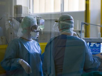 Υποχρεωτικός εμβολιασμός: Σε άδεια άνευ αποδοχών οι υγειονομικοί που θα αρνηθούν να εμβολιαστούν