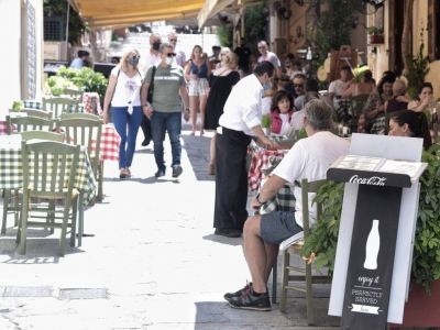 Νέα μέτρα σε εστίαση - διασκέδαση: Τι θα ισχύει έως τέλος Αυγούστου σε κλειστούς χώρους μπαρ, σινεμά