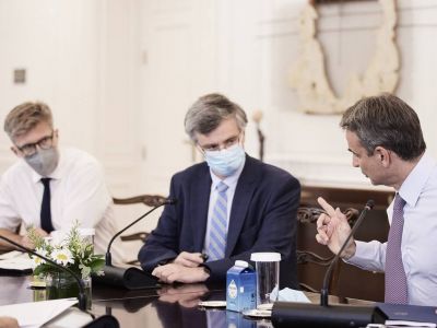 Η «μάχη» της κυβέρνησης για το τείχος ανόσιας και τα δεδομένα για τη «σταδιακή υποχρεωτικότητα»