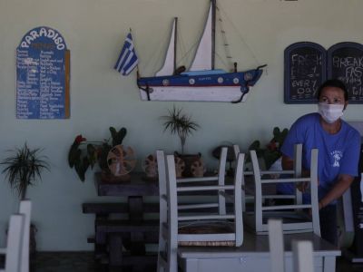 Κορονοϊός: Συναγερμός από τον δείκτη μεταδοτικότητας - Οι 7 προορισμοί που χτυπούν «καμπανάκι»