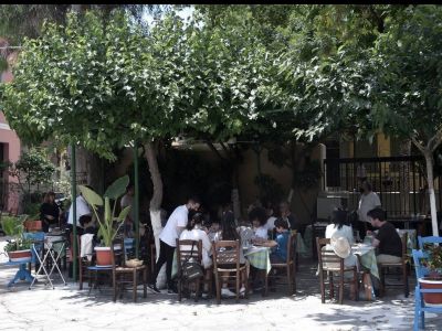 Εστίαση: Τα νέα μέτρα φέρνουν προβληματισμό στον κλάδο - Τι λέει στο Newsbomb.gr ο Γιάννης Δαβερώνης