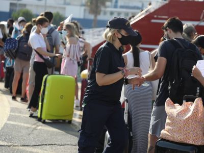 Ανησυχία για πιθανή «έκρηξη» των κρουσμάτων τον Αύγουστο με το μεγάλο «κύμα» των εκδρομέων