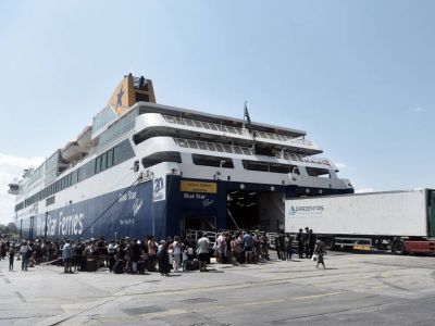 Το αδιαχώρητο στο λιμάνι του Πειραιά: Όπου... φύγει φύγει οι αδειούχοι –  Εντατικοί οι έλεγχοι (vid)