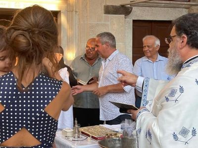 Από το Λος Άντζελες στην Αίγινα για να βαφτίσει τον γιο της!