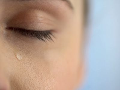 Δακρύζουν διαρκώς τα μάτια σας; Οι πιθανές αιτίες (εικόνες)
