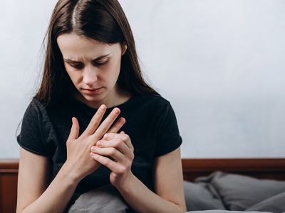 Χέρια που μουδιάζουν στον ύπνο: Πού οφείλεται το φαινόμενο (εικόνες)