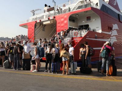 Χαμός σε λιμάνια, ΚΤΕΛ, αεροδρόμια: Εγκαταλείπουν την Αθήνα οι αδειούχοι του Αυγούστου