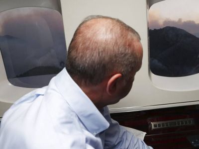 Τουρκία: Με... «τσάι» σβήνει τις φωτιές στη Μαρμαρίδα ο Ερντογάν - Φθηνό σόου και δυσαρέσκεια