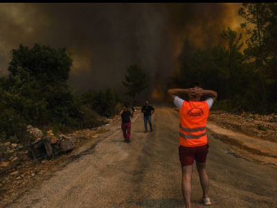 Τουρκία: Κόλαση φωτιάς - Δραματική διάσωση τουριστών από τα φλεγόμενα θέρετρα (Bίντεο)