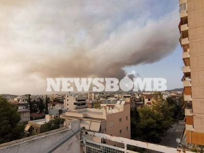 Φωτιά Βαρυμπόμπη: Εκρηκτικό «κοκτέιλ» στον ουρανό της Αθήνας - Στάχτη και καπνός