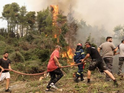 Φωτιά στην Εύβοια: Χωριά κυκλωμένα από τη φωτιά - «Η Ιστιαία περιμένει να ζήσει το ολοκαύτωμά της»