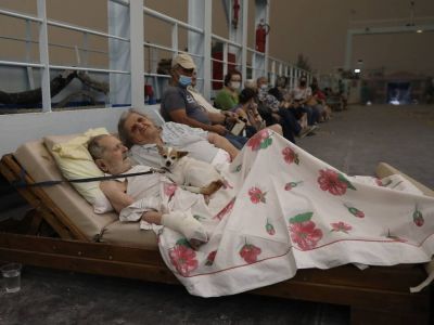 Φωτιά στην Εύβοια: Η φωτογραφία του ζεύγους των ηλικιωμένων που αποτυπώνει το δράμα των πυρόπληκτων