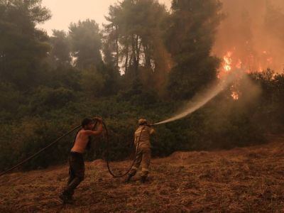 Φωτιά Εύβοια: Οι καπνοί «τυφλώνουν» τα εναέρια μέσα – Στάχτη 1.000 σπίτια μόνο στον δήμο Μαντουδίου