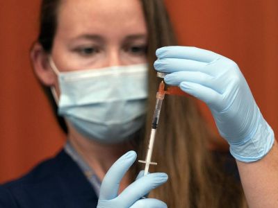 Γιατί η ΕΕ πληρώνει περισσότερα για νέες παραγγελίες εμβολίων κατά του κορονοϊού