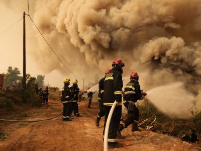 Φωτιά Εύβοια: Η μεγάλη μάχη για την Ιστιαία - Ανθρώπινα τείχη για τις αναζωπυρώσεις