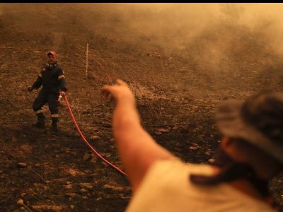 Φωτιές Πελοπόννησος: Μάχη με τις αναζωπυρώσεις – Σε Ηλεία, Λακωνία, Αρκαδία και Μεσσηνία τα μέτωπα