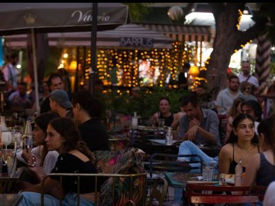 Κορονοϊός: Αντίστροφη μέτρηση για τα μέτρα σε κλειστούς χώρους στην εστίαση, σχολεία και τεστ