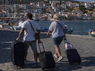 SZ: Η Ελλάδα δεκαπλασίασε τα έσοδά της από τον τουρισμό