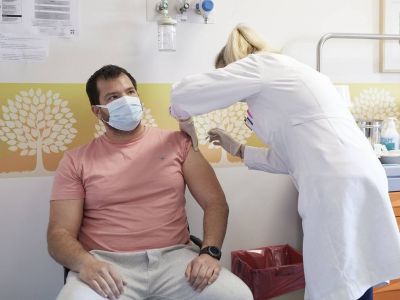 Υποχρεωτικός εμβολιασμός: Οι τελευταίες σκέψεις στην κυβέρνηση για το μέτρο