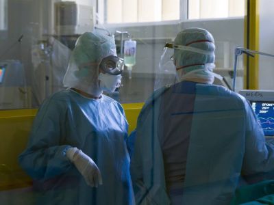 Εντείνεται η πίεση στο ΕΣΥ, γεμίζουν οι ΜΕΘ: «Πάρα πολλοί για την εποχή οι θάνατοι»