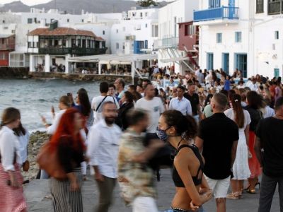 Μύκονος: Στα χέρια της αστυνομίας η «σπείρα με τα στρινγκ» - Πώς παρέσυραν τα θύματά τους